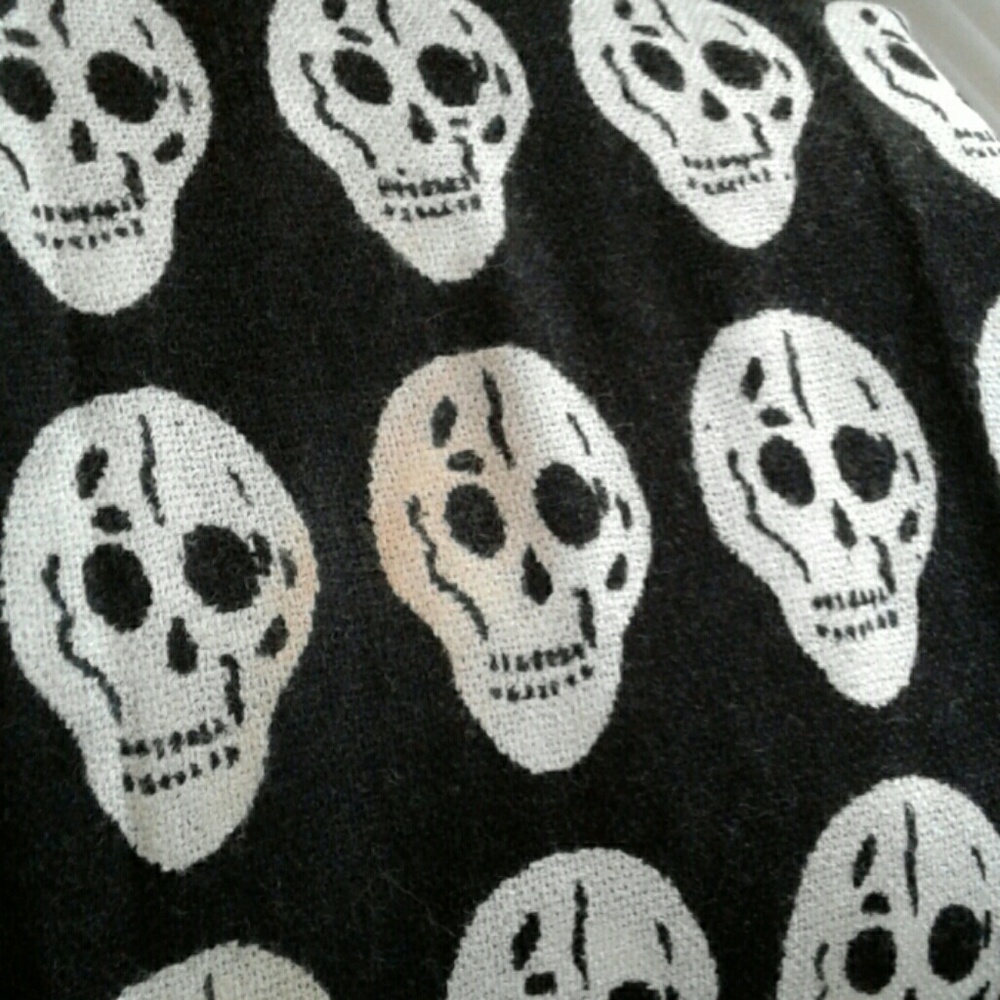 Skull Scarf - Picture 3 of 3